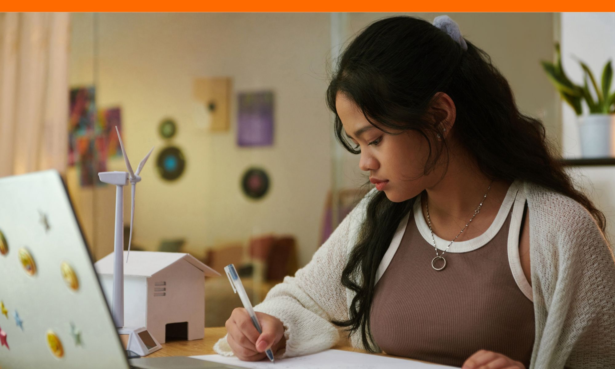 High school student typing college application essay on laptop at desk for how long is a common app essay