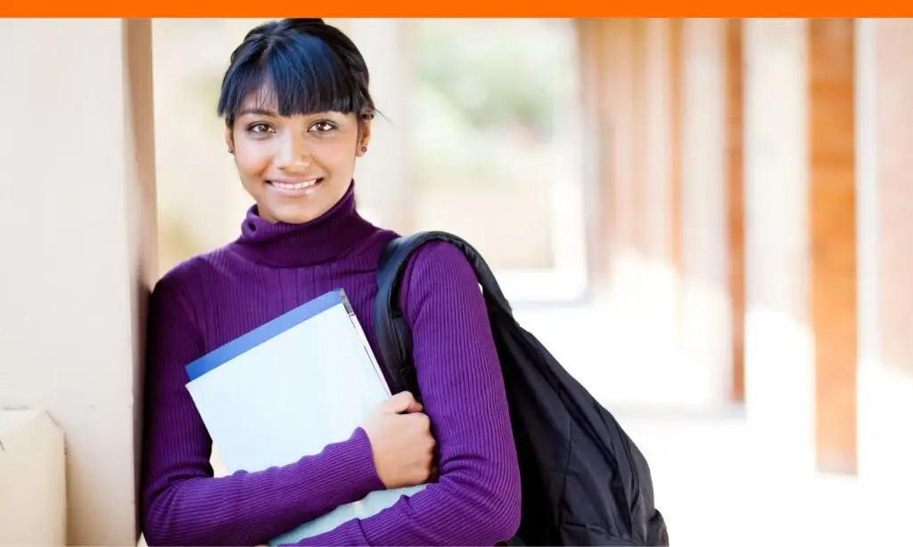 teen girl applying for illinois scholarship